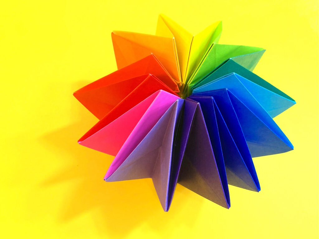 遊べる折り紙　くるくる回る万華鏡（まんげきょう）の簡単な作り方4